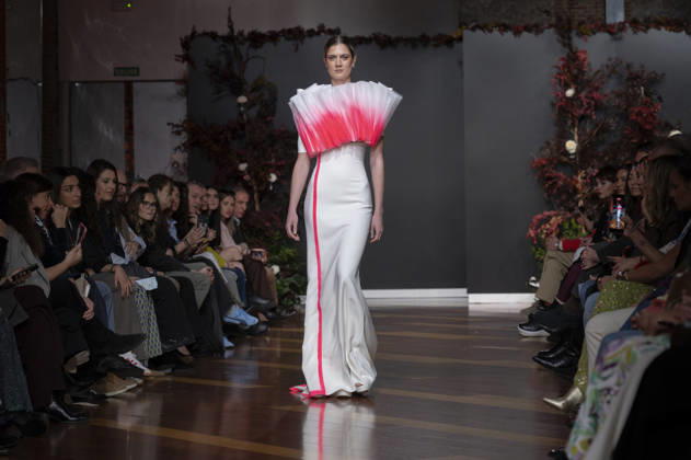 Telier Couture Fashion Week Madrid in Spain - 17 Mar 2026 A model walks the runway wearing a design by atelier couture during Fashion Week de Madrid in Fabric de Tapices. Madrid Spain Copyright: xAtilanoxGarciax xSOPAxImagesx photos08850