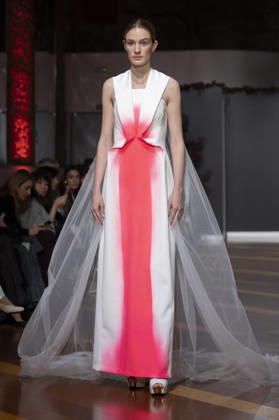 Telier Couture Fashion Week Madrid in Spain - 17 Mar 2026 A model walks the runway wearing a design by atelier couture during Fashion Week de Madrid in Fabric de Tapices. Madrid Spain Copyright: xAtilanoxGarciax xSOPAxImagesx photos08851