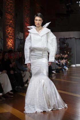 Telier Couture Fashion Week Madrid in Spain - 17 Mar 2026 A model walks the runway wearing a design by atelier couture during Fashion Week de Madrid in Fabric de Tapices. Madrid Spain Copyright: xAtilanoxGarciax xSOPAxImagesx photos08855