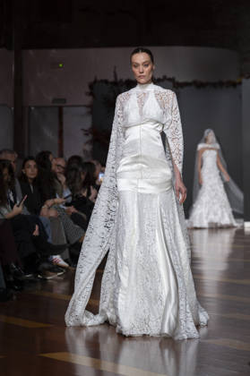 Telier Couture Fashion Week Madrid in Spain - 17 Mar 2026 A model walks the runway wearing a design by atelier couture during Fashion Week de Madrid in Fabric de Tapices. Madrid Spain Copyright: xAtilanoxGarciax xSOPAxImagesx photos08856