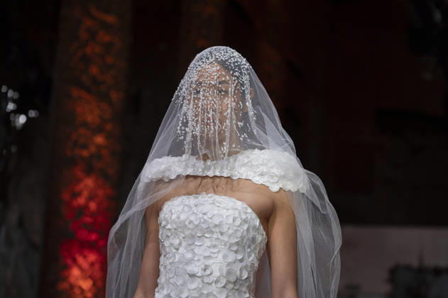 Telier Couture Fashion Week Madrid in Spain - 17 Mar 2026 A model walks the runway wearing a design by atelier couture during Fashion Week de Madrid in Fabric de Tapices. Madrid Spain Copyright: xAtilanoxGarciax xSOPAxImagesx photos08859