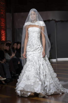 Telier Couture Fashion Week Madrid in Spain - 17 Mar 2026 A model walks the runway wearing a design by atelier couture during Fashion Week de Madrid in Fabric de Tapices. Madrid Spain Copyright: xAtilanoxGarciax xSOPAxImagesx photos08858