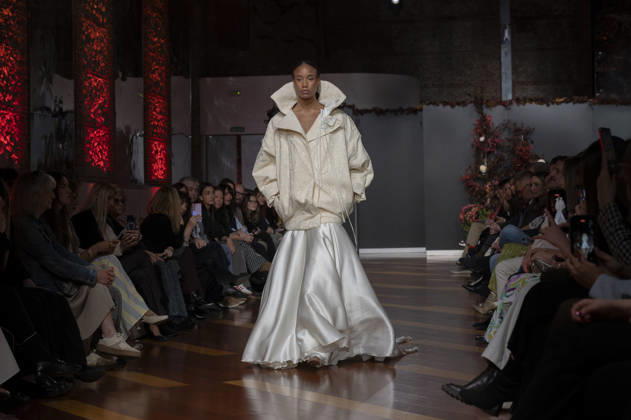 Telier Couture Fashion Week Madrid in Spain - 17 Mar 2026 A model walks the runway wearing a design by atelier couture during Fashion Week de Madrid in Fabric de Tapices. Madrid Spain Copyright: xAtilanoxGarciax xSOPAxImagesx photos08860