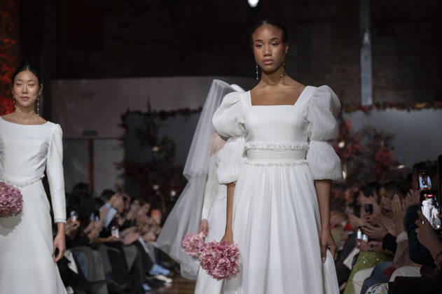 Telier Couture Fashion Week Madrid in Spain - 17 Mar 2026 A model walks the runway wearing a design by atelier couture during Fashion Week de Madrid in Fabric de Tapices. Madrid Spain Copyright: xAtilanoxGarciax xSOPAxImagesx photos08830