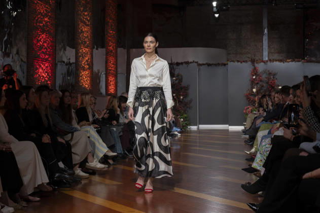 Telier Couture Fashion Week Madrid in Spain - 17 Mar 2026 A model walks the runway wearing a design by atelier couture during Fashion Week de Madrid in Fabric de Tapices. Madrid Spain Copyright: xAtilanoxGarciax xSOPAxImagesx photos08834