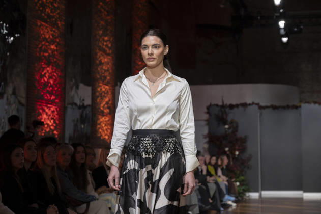 Telier Couture Fashion Week Madrid in Spain - 17 Mar 2026 A model walks the runway wearing a design by atelier couture during Fashion Week de Madrid in Fabric de Tapices. Madrid Spain Copyright: xAtilanoxGarciax xSOPAxImagesx photos08835