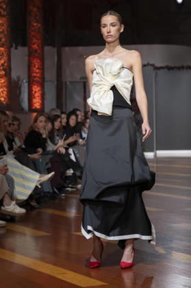 Telier Couture Fashion Week Madrid in Spain - 17 Mar 2026 A model walks the runway wearing a design by atelier couture during Fashion Week de Madrid in Fabric de Tapices. Madrid Spain Copyright: xAtilanoxGarciax xSOPAxImagesx photos08837