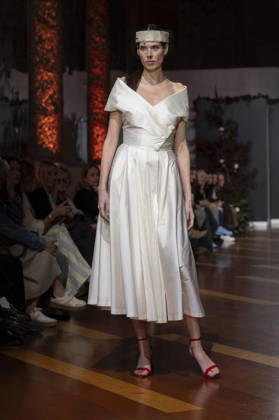 Telier Couture Fashion Week Madrid in Spain - 17 Mar 2026 A model walks the runway wearing a design by atelier couture during Fashion Week de Madrid in Fabric de Tapices. Madrid Spain Copyright: xAtilanoxGarciax xSOPAxImagesx photos08839
