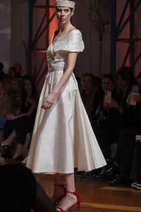 Telier Couture Fashion Week Madrid in Spain - 17 Mar 2026 A model walks the runway wearing a design by atelier couture during Fashion Week de Madrid in Fabric de Tapices. Madrid Spain Copyright: xAtilanoxGarciax xSOPAxImagesx photos08841