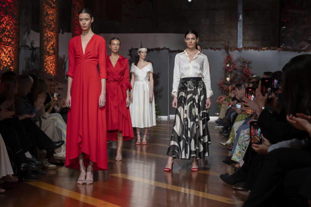 Telier Couture Fashion Week Madrid in Spain - 17 Mar 2026 A model walks the runway wearing a design by atelier couture during Fashion Week de Madrid in Fabric de Tapices. Madrid Spain Copyright: xAtilanoxGarciax xSOPAxImagesx photos08843