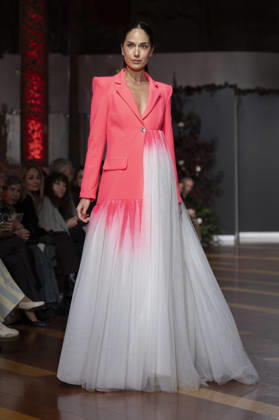 Telier Couture Fashion Week Madrid in Spain - 17 Mar 2026 A model walks the runway wearing a design by atelier couture during Fashion Week de Madrid in Fabric de Tapices. Madrid Spain Copyright: xAtilanoxGarciax xSOPAxImagesx photos08844