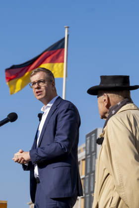 Celebration of the March 18 Germany campaign, Berlin, 18 03 2026, Mayor and Senator for Finance Stefan Evers, on the right initiator Volker Schröter, Brandenburg Gate, Â