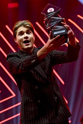 Rotterdam, The Netherlands, 2026-03-20 20:11:48 ROTTERDAM, 20-3-2026, AHOY RTMQmusic Top 40 Live is an annual live music event where popular Top 40 artists perform and the biggest hits of the year are celebrated, including the presentation of the Top 40 Awards. PHOTO: NLBeeld Patrick van Emst. In the photo: Top 40 award for Best Newcomer - Samuel Welten. In the photo: Samuel Welten Credit: NL Beeld Patrick van Emst  Copyright: xx x