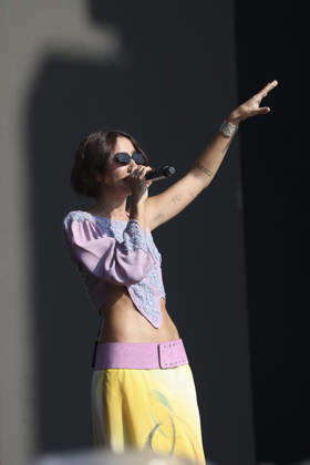 The band Foto em Grupo will perform at Lollapalooza Brazil 2026 in Sao Paulo. Sao Paulo (SP), March 21, 2026 Lollapalooza Brazil Show Jadsa Ana Caetano from the duo Anavitoria during her participation in the band s show. Group photo during the second day of the Lollapalooza Brazil festival, held at the Interlagos racetrack, in the southern zone of the Sao Paulo capital. The event brings together national and international artists in three days of shows and musical attractions. (Foto: Leco Viana Thenews2 imago images) The band Foto em Grupo will perform at Lollapalooza Brazil 2026 in Sao Paulo.  Copyright: xLecoxVianax