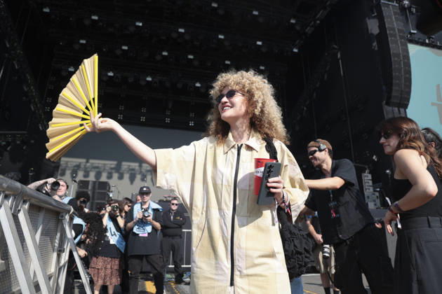 The band Foto em Grupo will perform at Lollapalooza Brazil 2026 in Sao Paulo. Sao Paulo (SP), March 21, 2026 Lollapalooza Brazil Show Jadsa Singer Vitoria Falcao enjoys the show of the band Foto em Grupo, which performed during the second day of the Lollapalooza Brazil festival, and featured singer Ana Caetano from the duo Anavitoria, held at the Interlagos racetrack, in the southern zone of the Sao Paulo capital. The event brings together national and international artists in three days of shows and musical attractions. (Foto: Leco Viana Thenews2 imago images) The band Foto em Grupo will perform at Lollapalooza Brazil 2026 in Sao Paulo.  Copyright: xLecoxVianax