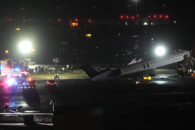 Air Canada plane collides with fire truck at LaGuardia, killing 2, injuring others NEW YORK, UNITED STATES - MARCH 23: Passenger plane collides with a fire truck while landing at LaGuardia Airport, killing the pilot and copilot and injuring two others on March 23, 2026, in New York, United States. Selcuk Acar Anadolu New York United States. Editorial use only. Please get in touch for any other usage. Copyright: x2026xAnadoluxSelcukxAcarx