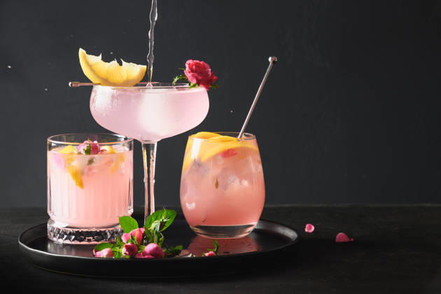 Frisches Getränk oder Limonade mit Zitrone und Rose. Freshness summer rose cocktails with gin and lemon on black background. Refreshing lemonade for festive party. Close up. Copy space. (License=RF) Copyright: xZoonar.com SvetlanaxLazhkox 24812049