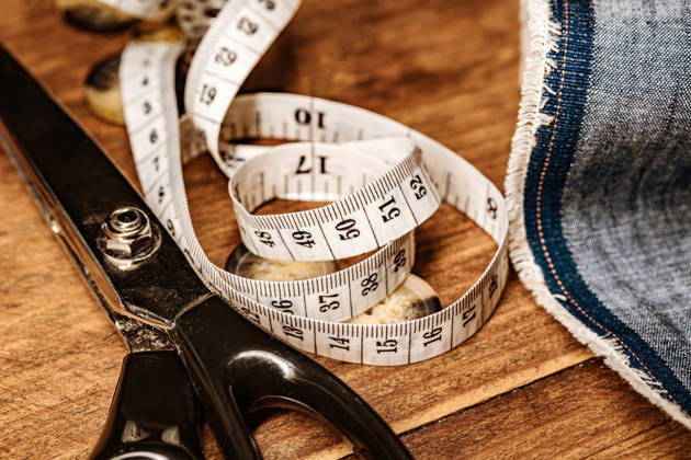 IMAGO Creative, Lifestyle, Freizeit, Hobby, Handarbeit, Nähen #2 Scissors fabric measuring tape and button for sewing on wooden table, VLF00039