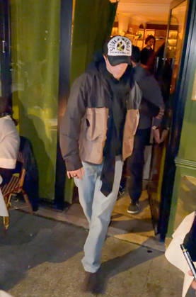 Robert Pattinson leaves the Billie restaurant after dinner with his mother Clare in Paris on 23 March 2026 Yehiel Chekroune Bestimage Robert Pattinson leaves the Billie restaurant after dinner with his mother Clare in Paris on 23 March 2026 Paris France  Copyright: xYehielxChekrounex xBestimagexYehielxChekrounex xBestimagex