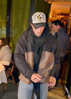 Robert Pattinson leaves the Billie restaurant after dinner with his mother Clare in Paris on 23 March 2026 Yehiel Chekroune Bestimage Robert Pattinson leaves the Billie restaurant after dinner with his mother Clare in Paris on 23 March 2026 Paris France  Copyright: xYehielxChekrounex xBestimagexYehielxChekrounex xBestimagex