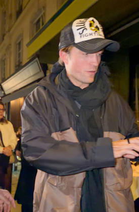 Robert Pattinson leaves the Billie restaurant after dinner with his mother Clare in Paris on 23 March 2026 Yehiel Chekroune Bestimage Robert Pattinson leaves the Billie restaurant after dinner with his mother Clare in Paris on 23 March 2026 Paris France  Copyright: xYehielxChekrounex xBestimagexYehielxChekrounex xBestimagex