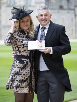 . 24 03 2026. Windsor , United Kingdom. Former Welsh Rugby player Jonathan Davis and his wife Jay with his CBE after an Investiture at Windsor Castle, United Kingdom. xStephenxLockx xi-Imagesx IIM-26659-0002