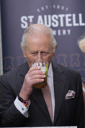 King Charles and Queen Camilla visit Cornwall, UK, 24 March 2026 King Charles III tries a pint of beer during a walkabout in The Market Hall, Saint Austell, Cornwall. Picture date: Tuesday March 24, 2026., Credit:Aaron Chown Avalon United Kingdom, Cornwall  Copyright: xAaronxChownx xAvalonx 1085920186