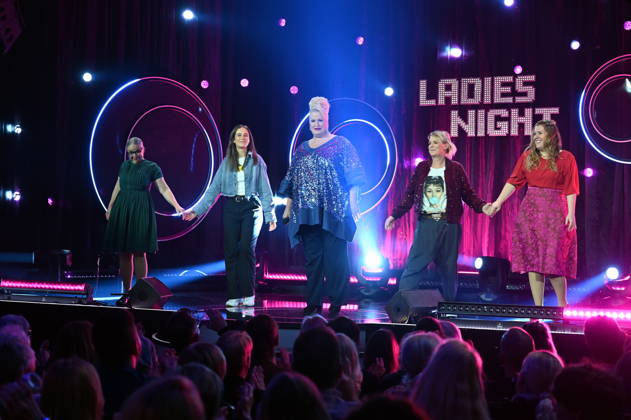Rosemie Warth, l r, Josepha Walter, Daphne de Luxe, Mirja Boes and Franziska Wanninger as guests on the ARD show Ladies Night the only comedy and cabaret show with an all-female cast on German-language television Broadcast date 25 04 2025 das Erste