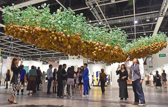 (260326) -- HONG KONG, March 26, 2026 -- Visitors view exhibits at the preview of Art Basel Hong Kong 2026 at the Hong Kong Convention and Exhibition Center in south China s Hong Kong, March 25, 2026. Art Basel Hong Kong 2026 held its preview here on Wednesday, bringing together 240 galleries from 41 countries and regions. Featuring six themed sectors and programs, the fair will open to the public from Friday to Sunday. ) CHINA-HONG KONG-ART BASEL-PREVIEW (CN) ChenxDuo 