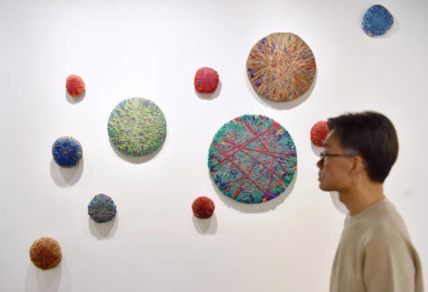 (260326) -- HONG KONG, March 26, 2026 -- A visitor views exhibits at the preview of Art Basel Hong Kong 2026 at the Hong Kong Convention and Exhibition Center in south China s Hong Kong, March 25, 2026. Art Basel Hong Kong 2026 held its preview here on Wednesday, bringing together 240 galleries from 41 countries and regions. Featuring six themed sectors and programs, the fair will open to the public from Friday to Sunday. ) CHINA-HONG KONG-ART BASEL-PREVIEW (CN) ChenxDuo 