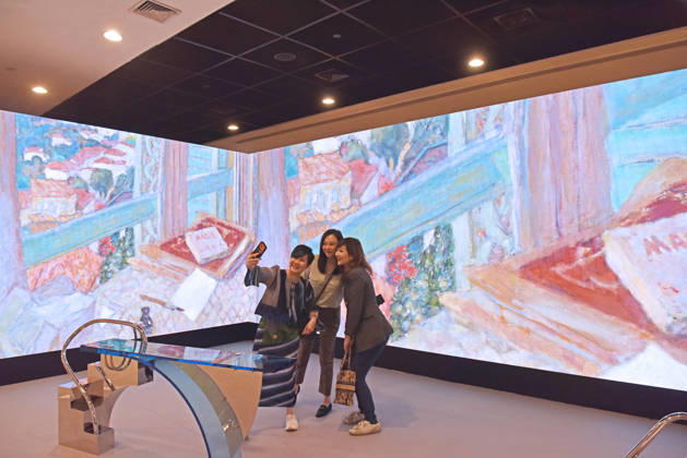 (260326) -- HONG KONG, March 26, 2026 -- Visitors take selfies at the preview of Art Basel Hong Kong 2026 at the Hong Kong Convention and Exhibition Center in south China s Hong Kong, March 25, 2026. Art Basel Hong Kong 2026 held its preview here on Wednesday, bringing together 240 galleries from 41 countries and regions. Featuring six themed sectors and programs, the fair will open to the public from Friday to Sunday. ) CHINA-HONG KONG-ART BASEL-PREVIEW (CN) ChenxDuo 