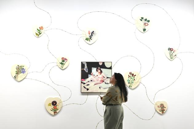 HONG KONG, CHINA - MARCH 25: A woman views an artwork at the preview of Art Basel Hong Kong 2026 at the Hong Kong Convention and Exhibition Center on March 25, 2026 in Hong Kong, China. Art Basel Hong Kong 2026 held its preview on March 25 at the Hong Kong Convention and Exhibition Center, bringing together 240 galleries from 41 countries and regions.  Copyright: xChinaxNewsxServicex 111630800909