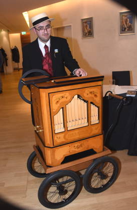 Sandro Neugebauer Drehorgelspieler Muenchen Gruenwald 26 03 2026 Buergerhaus Roemerschanz Exhibition Opening for the special exhibition Karl Valentin und die Alten Rittersleut in the castle Gruenwald, Zweigmuseum der Archaeologischen Staatssammlung, Foto Muenchen