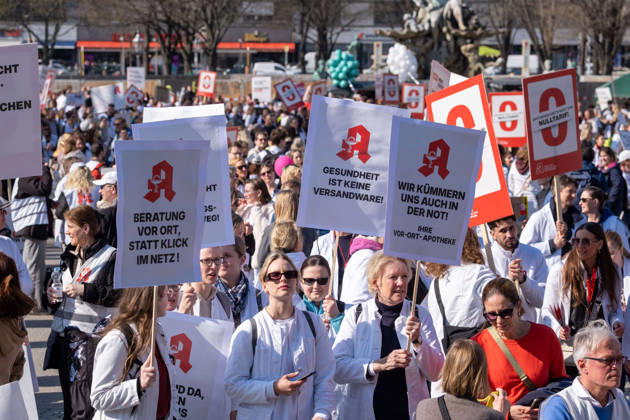 Under the slogan We wont work for free, several thousand pharmacists are protesting in Berlin The pharmacies are demanding higher fees and fear that the supply of medications will be insufficient if the curr sp2026032121692.jpg