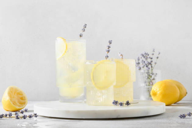 Kalt aufgegossenes Detox-Wasser oder Limonade mit Zitrone und Lavendel. Cold infused detox water or lemonade with lemon and lavender. Summer drinks for freshness party. (License=RF) Copyright: xZoonar.com SvetlanaxLazhkox 24840423