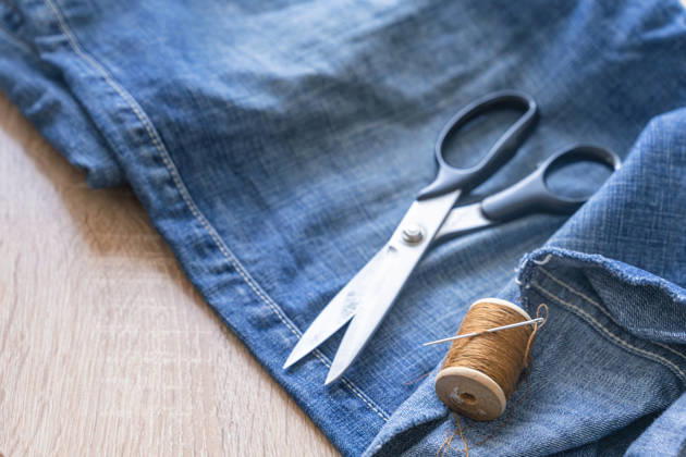 IMAGO Creative, Lifestyle, Freizeit, Hobby, Handarbeit, Nähen #2 Nähwerkzeuge und brauner Faden auf blauen Denim für das Mähen, Schneidern und Upcycling von alten Jeans, Diy Reparatur, Handwerk und nachhaltige Mode Projekt. Tailoring blauen Denim Jeans mit Schere und Gewinde Sewing tools and brown thread on blue denim for mending, tailoring and upcycling old jeans, diy repair, craft and sustainable fashion project. Tailoring blue denim jeans with scissors and thread (License=RF) Copyright: xZoonar.com NataliaxXimichx 24849401