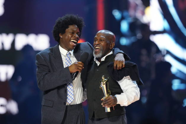 March 29, 2026, Hamilton, On, CANADA: Daniel Caesar, left, accepts the award for Contemporary R&B Recording of the Year alongside his father Norwill Simmonds at the 2026 Juno Awards in Hamilton, on Sunday, March 29, 2026. Hamilton CANADA  - ZUMAc35_ 20260329_zaf_c35_230 Copyright: xChrisxYoungx