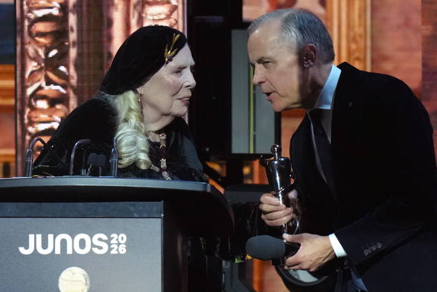 Entertainment Bilder des Tages #2 March 29, 2026, Hamilton, On, CANADA: Prime Minister Mark Carney presents the Lifetime Achievement award to Joni Mitchell at the 2026 Juno Awards in Hamilton, on Sunday, March 29, 2026. Hamilton CANADA  - ZUMAc35_ 20260329_zaf_c35_261 Copyright: xChrisxYoungx