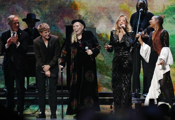 March 29, 2026, Hamilton, On, CANADA: Joni Mitchell, centre, performs with Sarah McLachlan, second right, and Allison Russell, right, as Prime Minister Mark Carney, left, and host Mae Martin look on at the 2026 Juno Awards in Hamilton, on Sunday, March 29, 2026. Hamilton CANADA - ZUMAc35_ 20260329_zaf_c35_265 Copyright: xChrisxYoungx