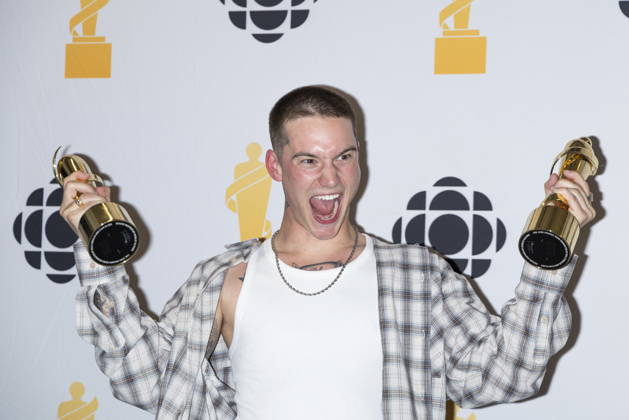 March 29, 2026, Hamilton, On, Canada: Cameron Whitcomb poses for photos after winning Breakthrough Artist of The Year during the 2026 Juno Awards in Hamilton, on Sunday March 29, 2026. Hamilton Canada  - ZUMAc35_ 20260329_zaf_c35_269 Copyright: xNickxIwanyshynx
