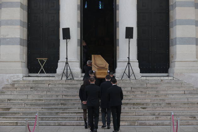 Isabelle Mergault Funeral At Pere Lachaise - Paris The coffin during the funeral of Isabelle Mergault for a secular ceremony beneath the dome of Père-Lachaise Cemetery in Paris, France on Monday, March 30, 2026 before she is laid to rest at Montmartre Cemetery. Isabelle Mergault actress, director and columnist’ died at the age of 67. Photo by Nasser Berzane ABACAPRESS.COM Paris France  Copyright: xBerzanexNasser ABACAx