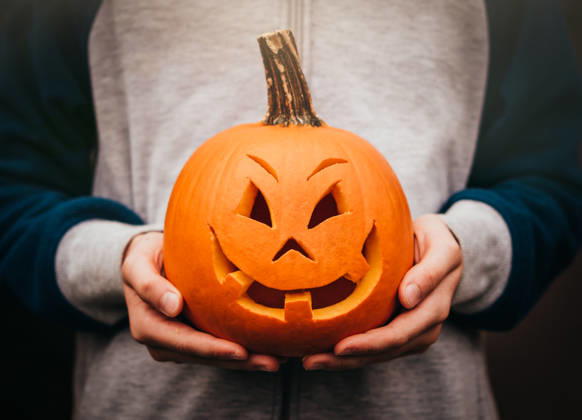 Cropped image of child s hands holding a mini jack-o-lantern. Kingston, ON, Canada R_DOHO201106P-543766-01 ,model released, Symbolfoto
