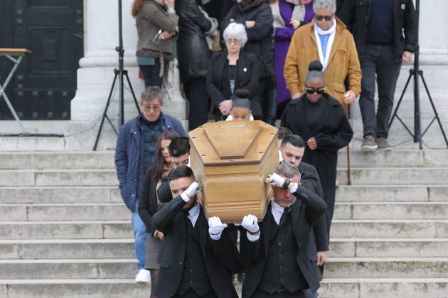 Isabelle Mergault Funeral At Pere Lachaise - Paris Maya and Iris, the adopted daughters of Isabelle Mergault during the funeral of Isabelle Mergault for a secular ceremony beneath the dome of Père-Lachaise Cemetery in Paris, France on Monday, March 30, 2026 before she is laid to rest at Montmartre Cemetery. Isabelle Mergault actress, director and columnist’ died at the age of 67. Photo by Nasser Berzane ABACAPRESS.COM Paris France  Copyright: xBerzanexNasser ABACAx