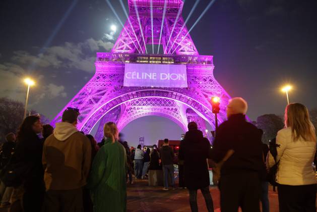 FANS DE CELINE DION PHOTOPQR LE PARISIEN PARIS 30 03 2026 Crédit Le Parisien Philippe Lavieille Au pied la Tour Eiffel au milieu des fans de Céline Dion qui annonce la date de ses concerts en France the Eiffel Tower illuminated to celebrate the 58th Birthday of Canadian singer Celine Dion, in Paris, on March 30, 2026 To celebrate her 58th birthday, Celine Dion announced on the evening of March 30, 2026, a series of ten concerts in September and October in Paris, officially marking her return after six years away from the stage Local Caption LOISIRS TOURNEE DE CELINE DION PARIS 75 France Copyright: xPHOTOPQR LExPARISIEN MAXPPPxx 20260330LPA1253 20260330LPA1253