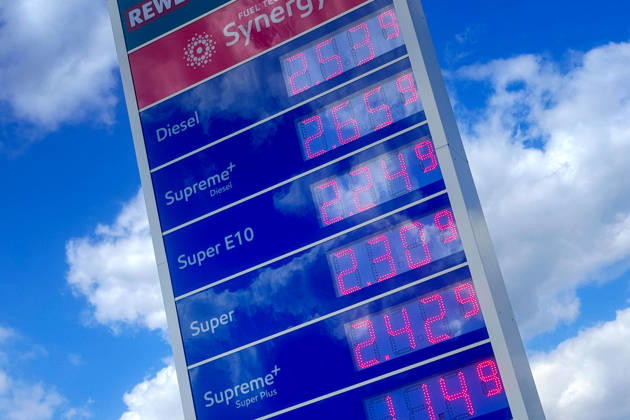After new refueling rule DIESEL fuel reaches historic high on 03 04 2026 at this gas station in Munich Fuel prices exceed historic highs No end in sight new highs in refueling every day Exploding fuel prices due to Iran war continue Gasoline prices at a gas station in Munich