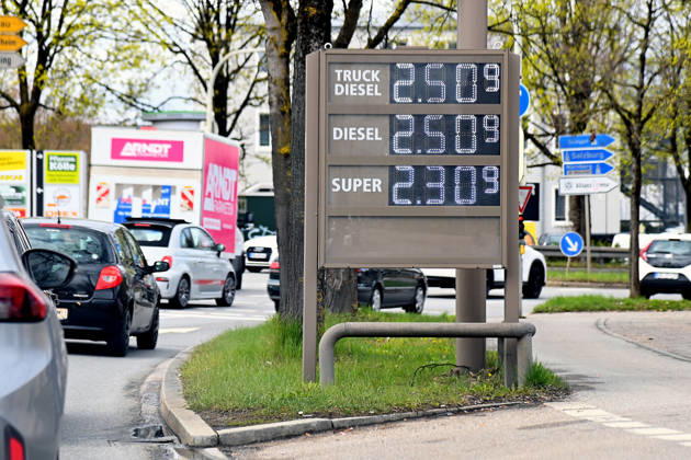 After new refueling rule DIESEL fuel reaches historic high on 04 04 2026 at this gas station in Munich Fuel prices exceed historic highs No end in sight New highs in refueling every day Exploding fuel prices due to Iran war continue Gasoline prices at a gas station in Munich