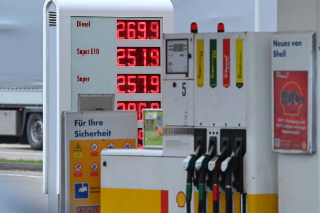 After new refueling rule DIESEL fuel reaches historic high on 04 04 2026 at this gas station in Munich Fuel prices exceed historic highs No end in sight New highs in refueling every day Exploding fuel prices due to Iran war continue Gasoline prices at highway gas station on A8 near Ulm