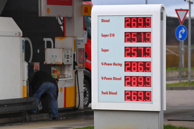 After new refueling rule DIESEL fuel reaches historic high on 04 04 2026 at this gas station in Munich Fuel prices exceed historic highs No end in sight New highs in refueling every day Exploding fuel prices due to Iran war continue Gasoline prices at highway gas station on A8 near Ulm