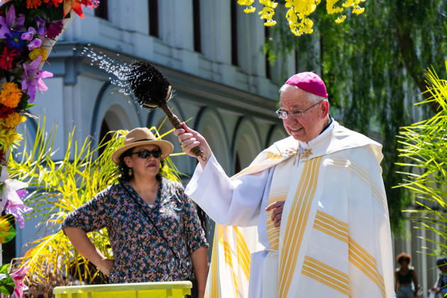 April 4, 2026, Los Angeles, California, USA: Archbishop JOSE GOMEZ blesses people and animals as they walk by the stage during the yearly Blessing of the Animals at Olvera Street on Saturday, April 4, 2026 in Los Angeles, California. Los Angeles USA - ZUMAh206 20260404_znp_h206_021 Copyright: xBenjaminxHansonx