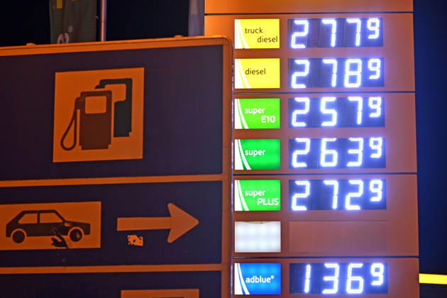 After new refueling rule DIESEL fuel reaches historic high, gasoline prices exceed historic highs No end in sight New highs in refueling every day Exploding fuel prices due to Iran war continue Gasoline prices at Koeschinger Forst gas station on A9 highway